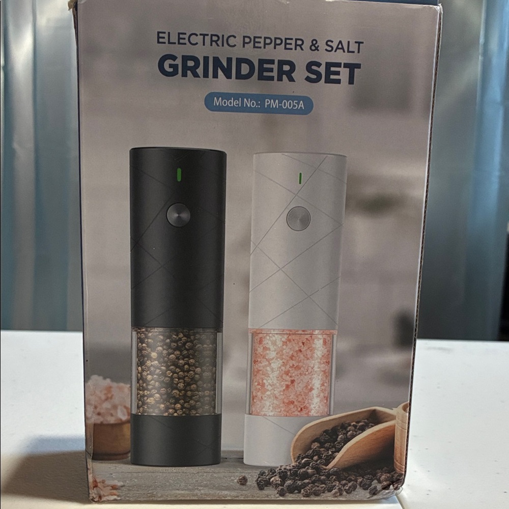 Electric Pepper & Salt Grinder Set - Black and White